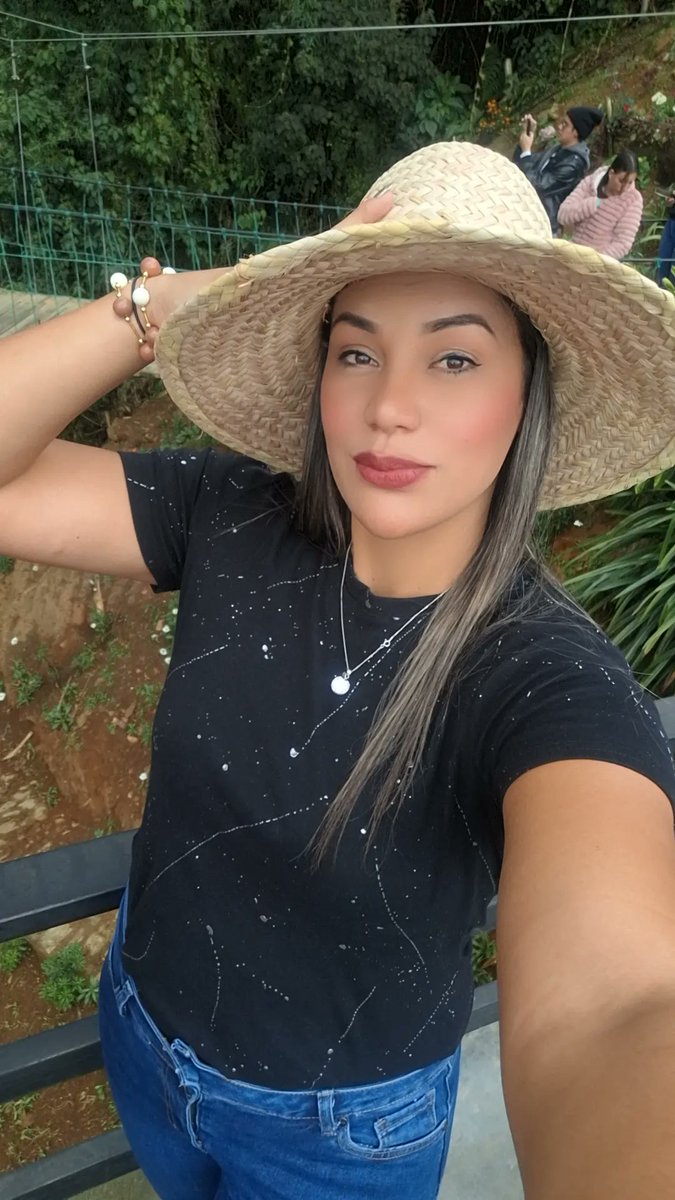 Hola valeeee; hoy es dia de los santos inocentes y por aqui cayeron varios con el ya casi y el final de Marí cori! Por cierto les manda saludos desde fuera! 🤣🤣🤣