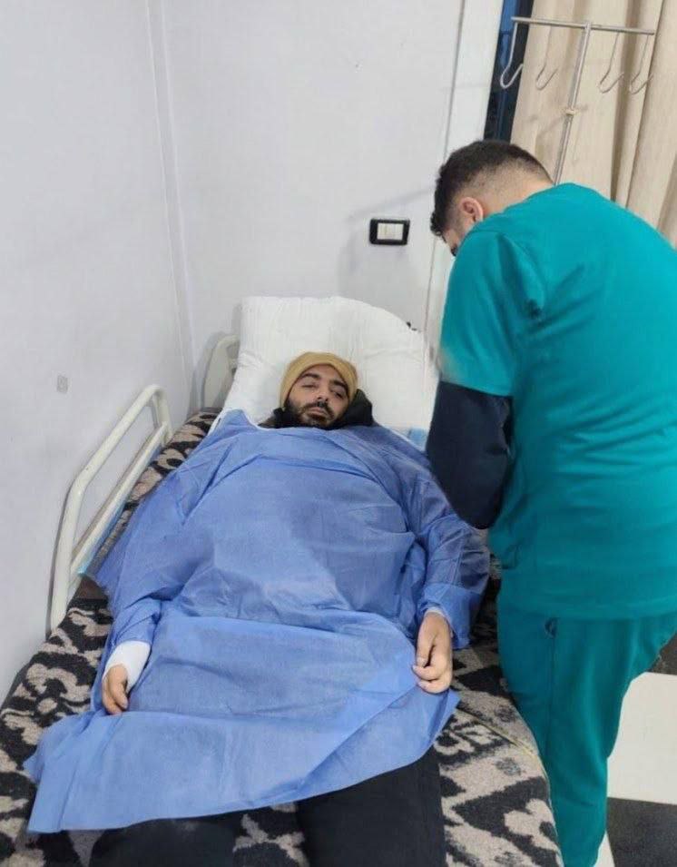 قائد مجموعة اغتيالات .... هي تهمة الثائر المصاب بشلل كامل أنس عتال !!!
انتو فعلا حكومة ماتستحي ولاعندكم ضمير تركتو الي الهم فديوهات يقتلوننا كرمال السلم الأهلي تبعكم وملاحقين الثوار بتهم تصفية شبيحة قمة المهزلة والانبطاح