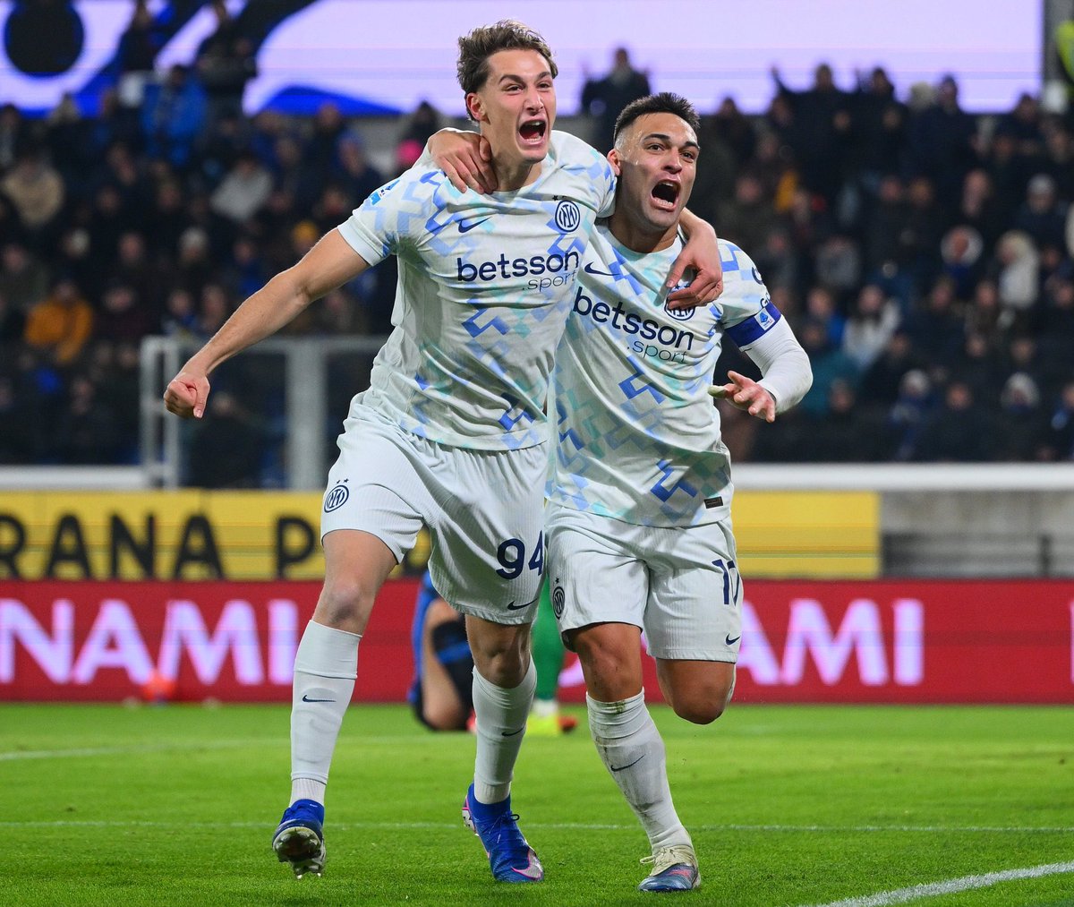 AmalaTV_'s tweet image. L’Inter si impone a Bergamo contro l’Atalanta, decide un gol del solito Lautaro Martinez su assist di Pio Esposito.
Buona partita dei nerazzurri che soprattutto nel 1º tempo dominano in lungo e in largo, nel 2º rischia qualcosa ma finalizza e gestisce il vantaggio. Avanti!