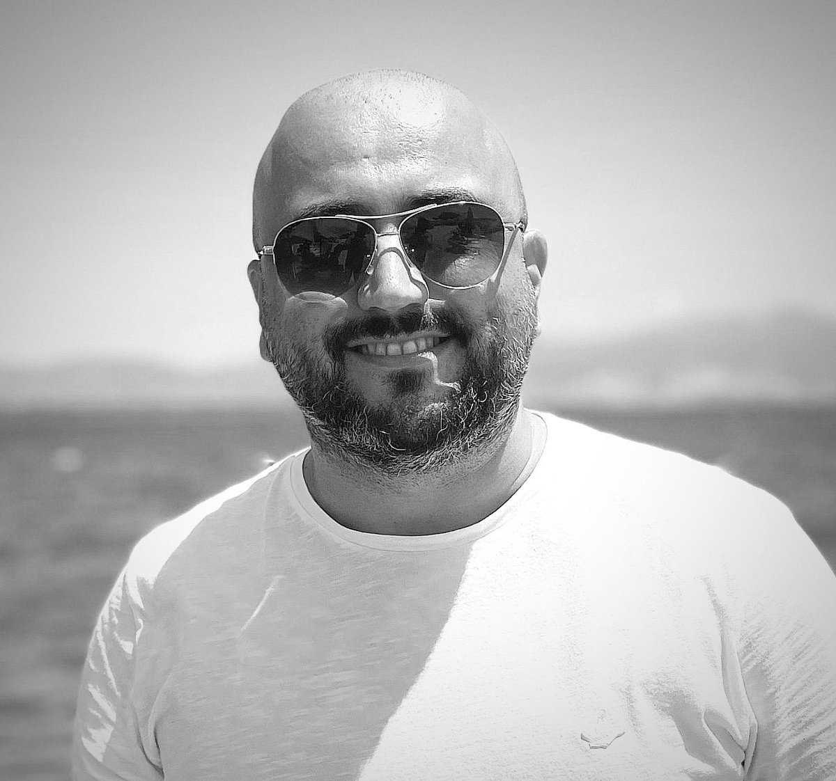 EvrenBasibuyuk1's tweet image. Geriye dönüp baktığımda; sildiklerime pişmanlık değil tecrübe, kazandıklarıma minnet borçluyum. Gereksizleri geçmişte bıraktım; artık sadece huzur verenleri ve “iyi ki”lerimi yanımda taşıyorum. Beni ben yapan her ana şükürle... Hoş geldin 44! 🎂🧿 #chapter44 #yeniyaş