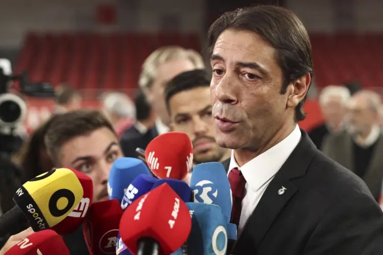 vaibenfica1904's tweet photo. Rui Costa: “O 3-2 não nos parece por nada falta, mas é o que é”.

“O último jogo de Tiago Martins foi o da falta [sobre Belotti] da final da Taça de Portugal. Ter visto esta falta e não ter visto aquela... O Benfica vai continuar a questionar erros como este”. https://t.co/hcfM8AOs0K