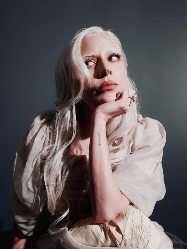 LGTHELOML's tweet image. still not over this look