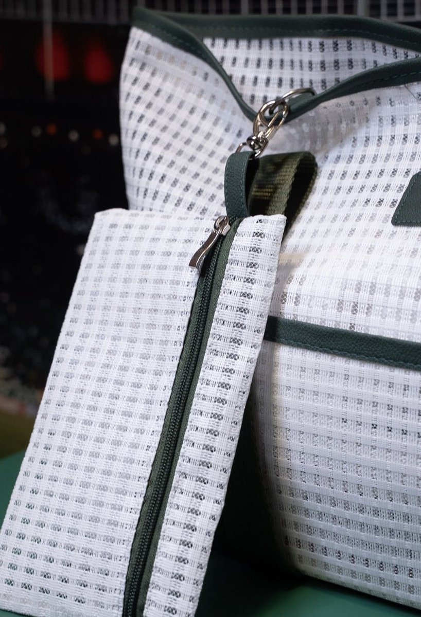 LojaDoFlu's tweet image. No ombro, a tradição que não se esconde. Dentro, o essencial do verão. Fora, o Clube tantas vezes campeão marcando presença! 👜♥️💚

Garanta sua Bolsa de Praia Oficial ☀️🏖️ do Fluminense somente em uma de nossas lojas físicas. 🛒

#AnoNovoTricolor #Fluminense #Tricolor #Flu