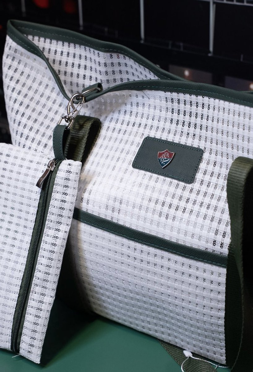 LojaDoFlu's tweet image. No ombro, a tradição que não se esconde. Dentro, o essencial do verão. Fora, o Clube tantas vezes campeão marcando presença! 👜♥️💚

Garanta sua Bolsa de Praia Oficial ☀️🏖️ do Fluminense somente em uma de nossas lojas físicas. 🛒

#AnoNovoTricolor #Fluminense #Tricolor #Flu