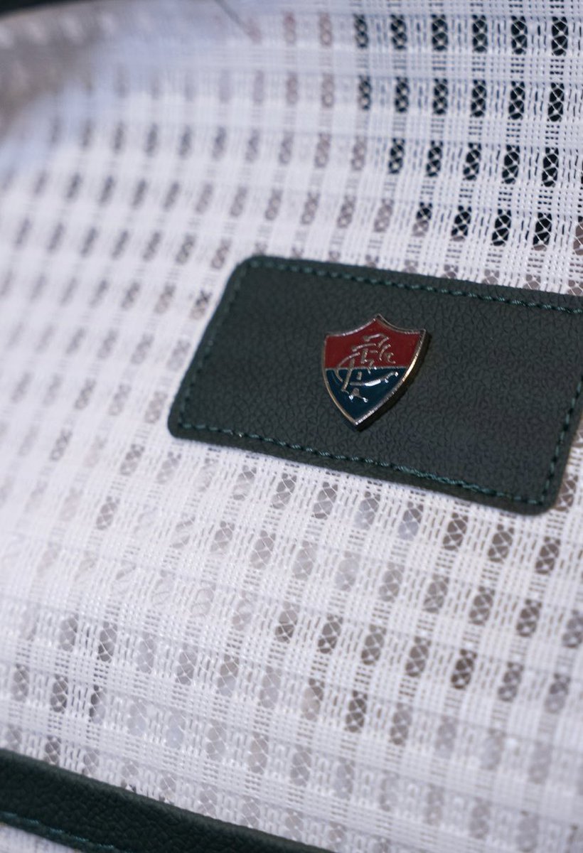 LojaDoFlu's tweet image. No ombro, a tradição que não se esconde. Dentro, o essencial do verão. Fora, o Clube tantas vezes campeão marcando presença! 👜♥️💚

Garanta sua Bolsa de Praia Oficial ☀️🏖️ do Fluminense somente em uma de nossas lojas físicas. 🛒

#AnoNovoTricolor #Fluminense #Tricolor #Flu