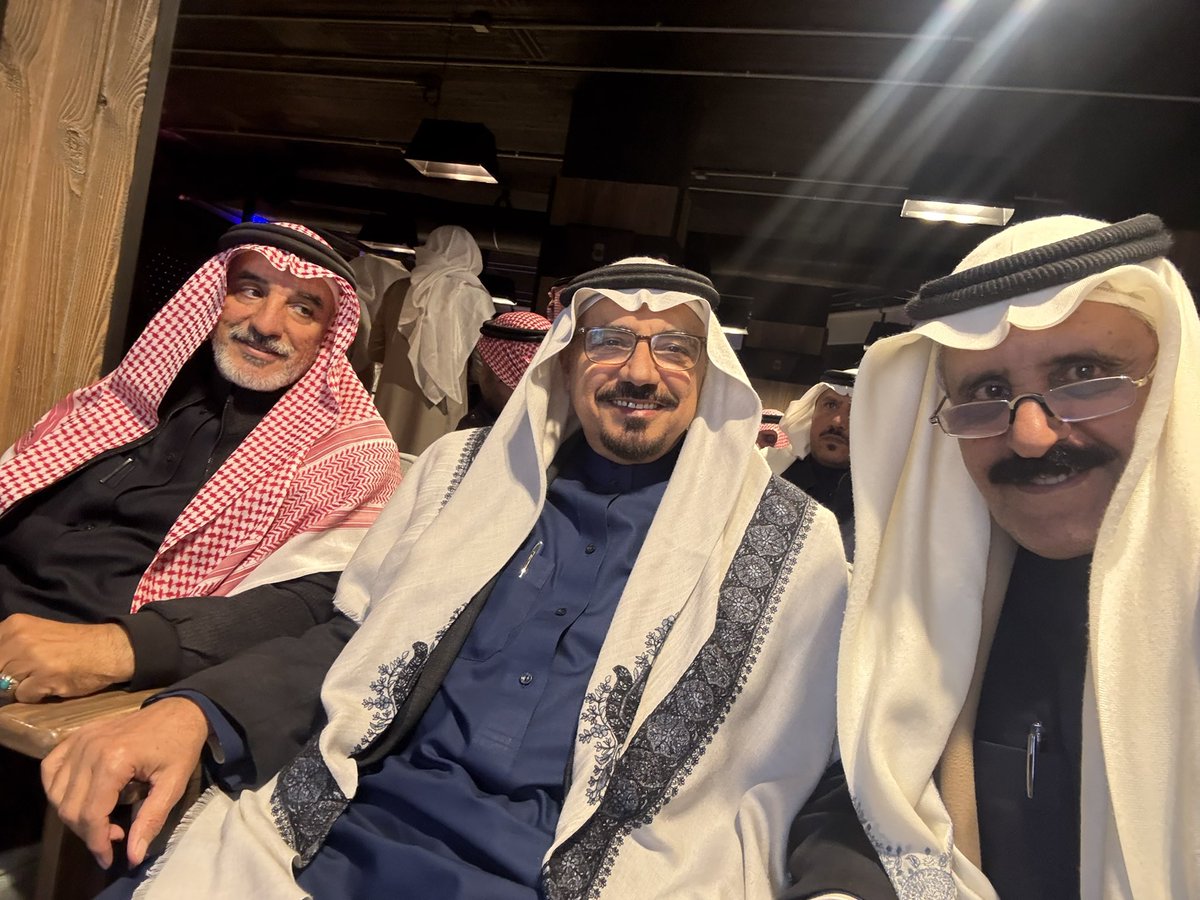 من جماليات هذا المساء أن تلتقي بشخصيتين اجتماعيتين راقيتين؛ وذلك في مقهى بوكا دي " الشريك الأدبي بمدينة الباحة " قُبيل  بدء الأمسية الشعرية للشاعر الأستاذ حسن الزهراني 
 وهما: 
اللواء مسفر بن صالح الزهراني، والإعلامي الأستاذ علي هجاد،
حيث استعاد اللقاء شيئًا من عبق الذاكرة، وعادت