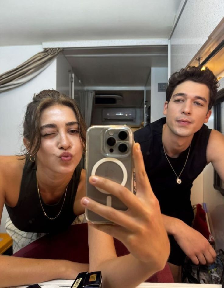 Benim hayatımın anlamları
Size minnettarım zor zamanımda sığındığım o hesap ve orada tanıdığım bir sürü dost
Siz en büyük iyikilere sahipsiniz benim için kalbimin en güzel yerinde hep benimle kalacaksınız #urser #demnil