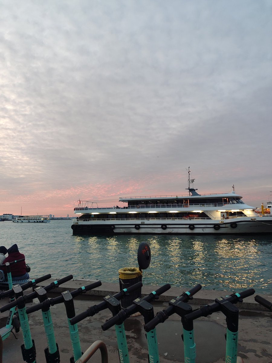 surrealvill's tweet image. life feels good when you go on self dates, write, wander around, go to cinema, eat good food and spend time with your beloved girlfriend #life #digitaldiary