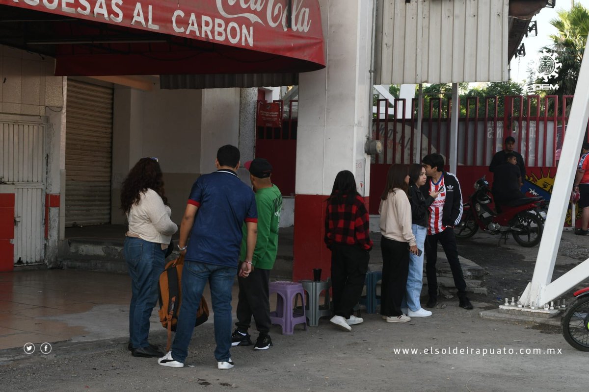 Primeros aficionados Chivas que vienen a apartar su lugar al estadio “Sergio León Chávez” para presenciar el encuentro amistoso que se enfrentará contra los  Freseros de Irapuato.
📸 José Luis Cervantes / El Sol de Irapuato
➡ acortar.link/Kyh6Bu