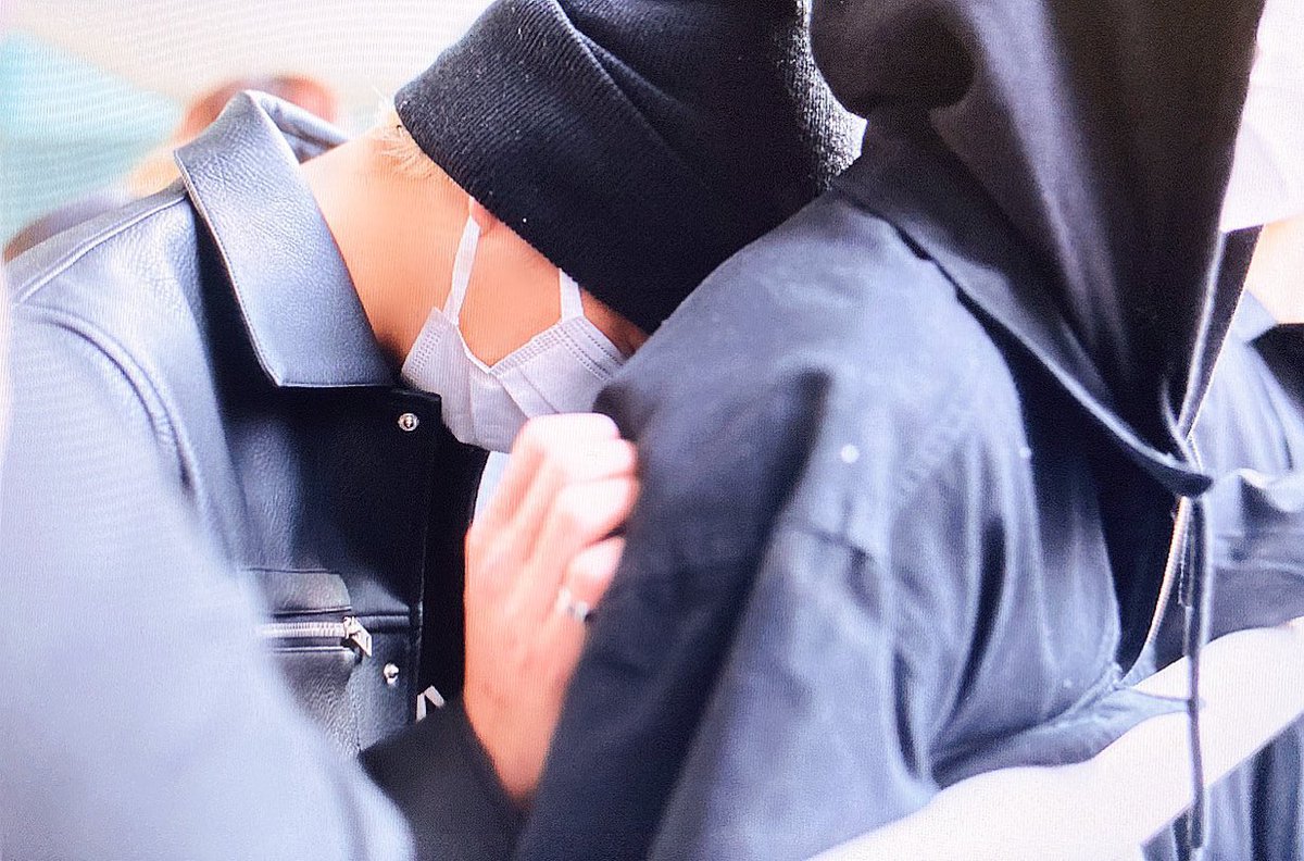 hyunjae doing the broke boyfriend back hug with younghoon