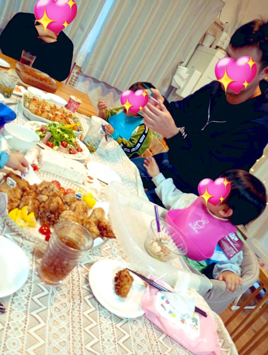 kutisakeCM's tweet photo. 冬は料理で忙しい。ハロウィン→旦那さん誕生日→クリスマス→正月→子供二人の誕生日と続く🍚ずっとご飯作ってます🍚ケーキ作りに使うチョコレート。物価高でめちゃくちゃ高かったので、今年はキロで買って冷凍❄️ https://t.co/yDG3cJbNcZ