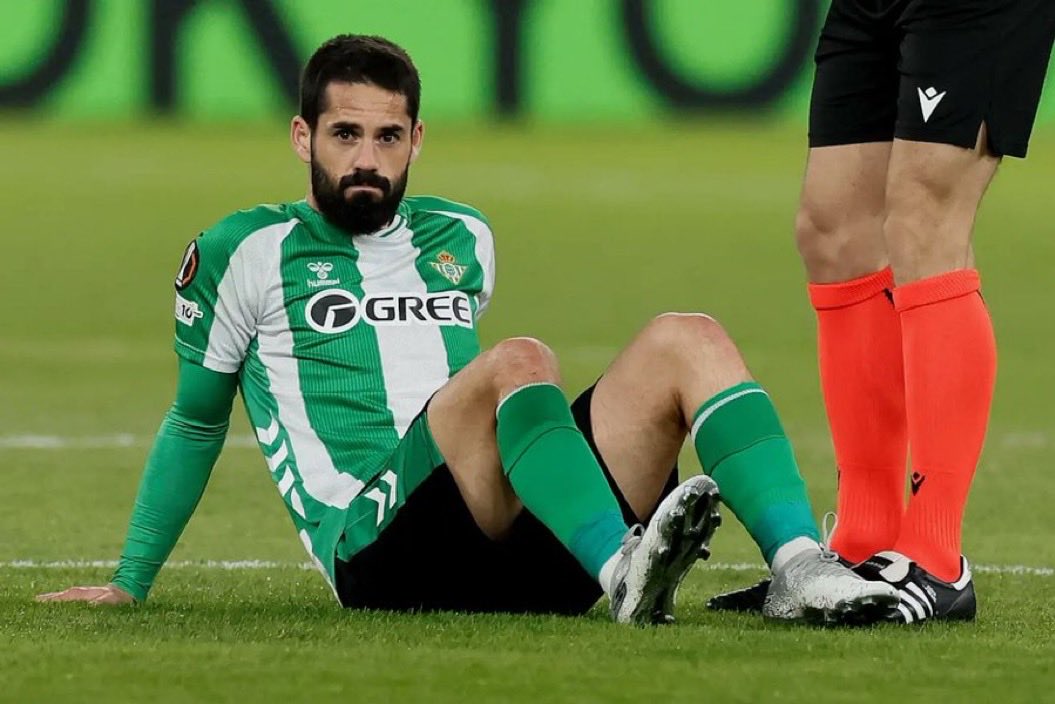 isco_world's tweet photo. سيخضع إيسكو لعملية جراحية في صباح اليوم 
و سيغيب لمدة شهر 🩼🚑

مما يعني انه سيغيب عن 5-7 مباريات بشهر يناير 
العودة ستكون ربما امام فينورد الهولندي 🟧🏆

ولا زالت لعن�� الاصابات تلاحق الساحر حتى الان 
2026-2018 https://t.co/BCm4eV9oML