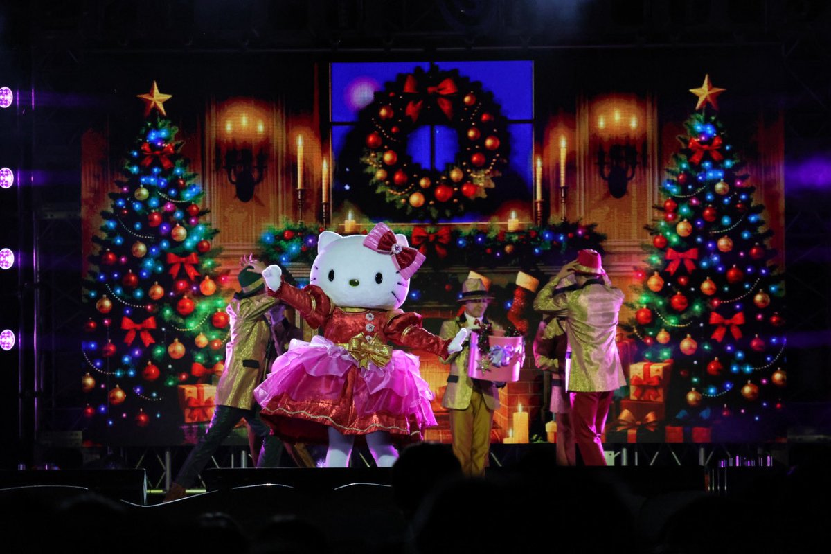 むちゃくちゃステキなお写真✨ 本物のツリーがキティちゃんの横にある