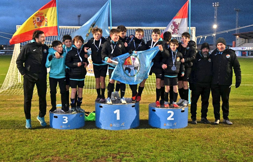 Diegoamartin13's tweet image. 🟠 FÚTBOL

⚽ El 3️⃣' Torneo Nacional de Fútbol Base 'Ribera Cup' organizado por @RiberCD en colaboración con @Concejaliaarand llega a su final

📊 Cadete
🏆 @RiberCD Azul
🥈 @CDParquesol (Valladolid)
🥉 @RiberCD Blanco

📊 Infantil
🏆 @RiberCD Azul
🥈 @CDParquesol (Valladolid)
🥉…
