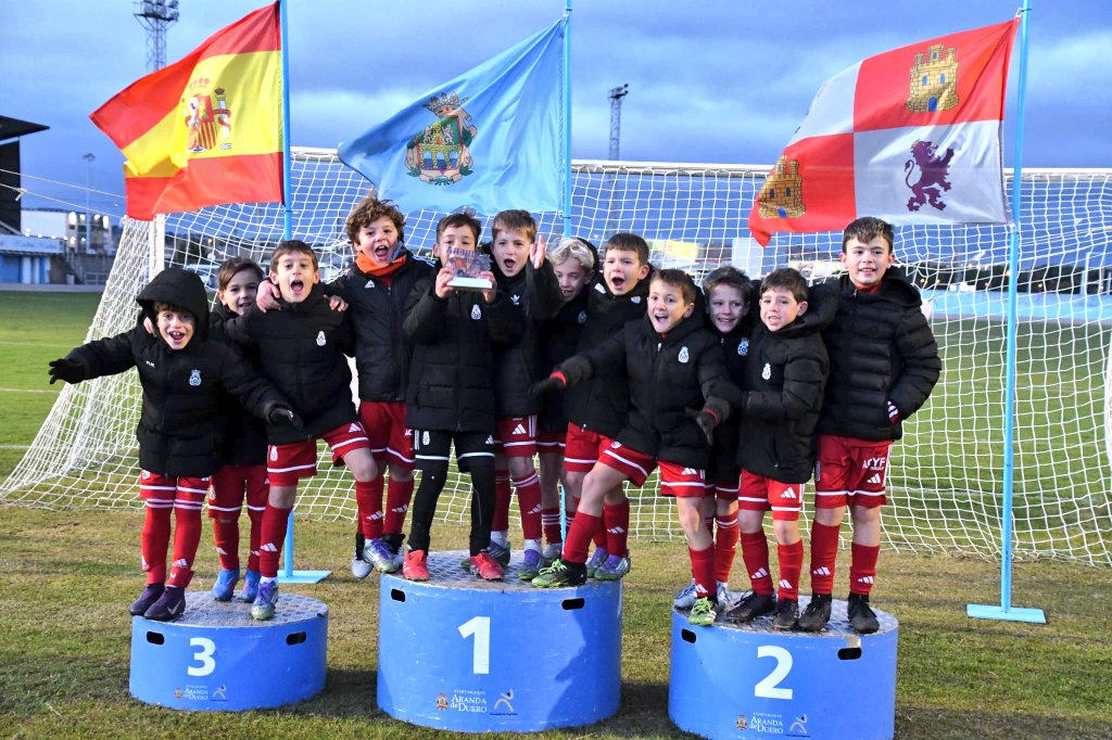 Diegoamartin13's tweet image. 🟠 FÚTBOL

⚽ El 3️⃣' Torneo Nacional de Fútbol Base 'Ribera Cup' organizado por @RiberCD en colaboración con @Concejaliaarand llega a su final

📊 Cadete
🏆 @RiberCD Azul
🥈 @CDParquesol (Valladolid)
🥉 @RiberCD Blanco

📊 Infantil
🏆 @RiberCD Azul
🥈 @CDParquesol (Valladolid)
🥉…