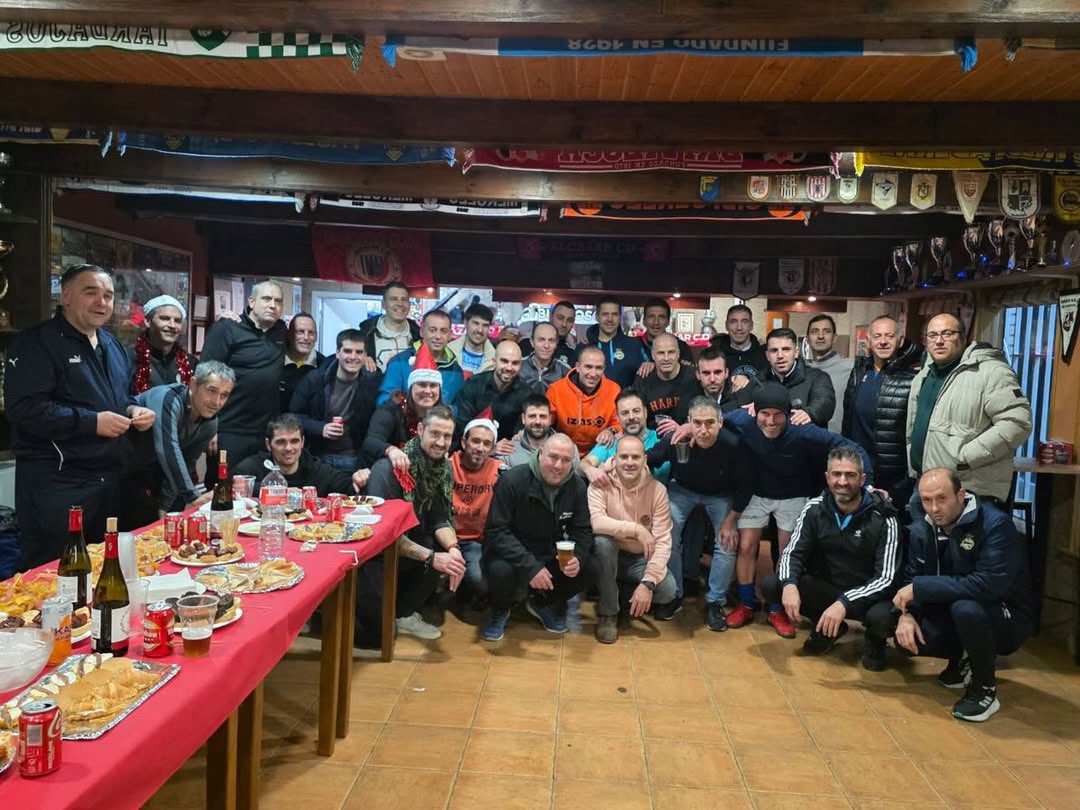 ☺️ Ayer disfrutamos mucho entre reencuentros y amistades en el campo.

🏟️ Alcázar Veteranos 1-3 Villarcayo Nela Veteranos (⚽️ Abel, Jonan y Pereda)

❤️ Muchas gracias al club medinés por el trato y el picoteo posterior al encuentro. <a href="/Alcazarcd_mdp/">Alcazar CD</a>