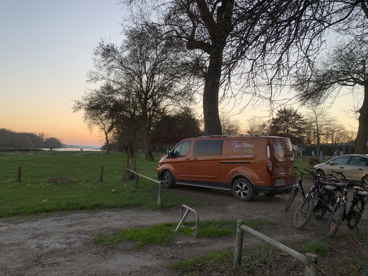SMontecot's tweet photo. ☀️ Un dimanche de décembre comme on les aime 🚲🚤
Soleil, douceur hivernale et bonne humeur au rendez-vous pour cette belle journée de location le long de la Loire 🍃
Merci à nos clients pour leur confiance et ces beaux sourires 🙏
La Loire se vit toute l’année 💙

📍 Bouchemaine https://t.co/tXIH9pzcfj