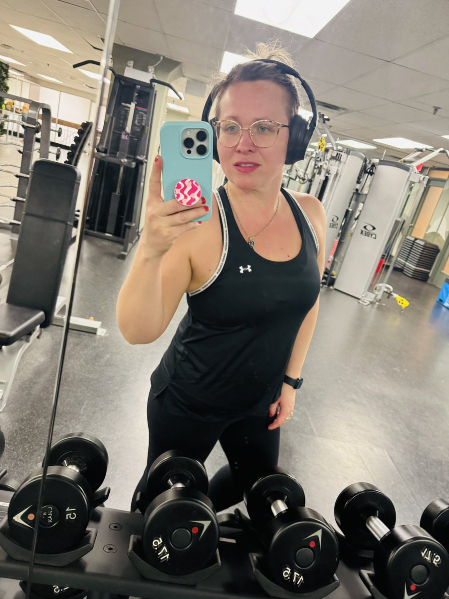 WomanBlockchain's tweet image. How are you doing fam? I am hitting the gym as 2026 approaches.