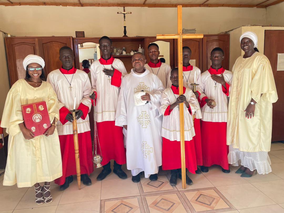 Waa_StTherese's tweet photo. It’s the last Sunday of the year &amp; it is Family Sunday 🙌🏾

The head of our Parish  family , Fr. Edward Gomez celebrated Family Sunday with us, with the most touching and beautiful words - “suma hol lalen teg❤️”

Celebrating our one big happy &amp; productive family 🥰
#waasttherese https://t.co/m9SLHyOzG8