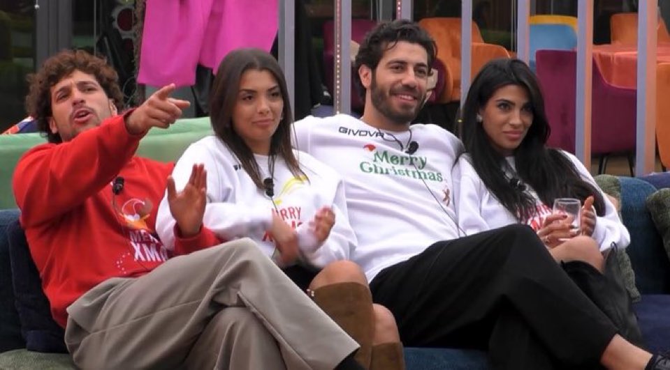 imart0522's tweet photo. in live di fuori da ogni Grazia:

Iris, chi preferisci tra #rashmer e jonita? 
-I: Rashmer🥰

Chi sono state le girls più vere con tua sorella? 
-I: Donatella, Rasha, Omer, Mattia 
-G: ma hanno detto solo girls..
-I: allora Donatella e Rasha

LA MIA FAMIGLIA DISFUNZIONALE🫠 https://t.co/L6eDVqSpE8