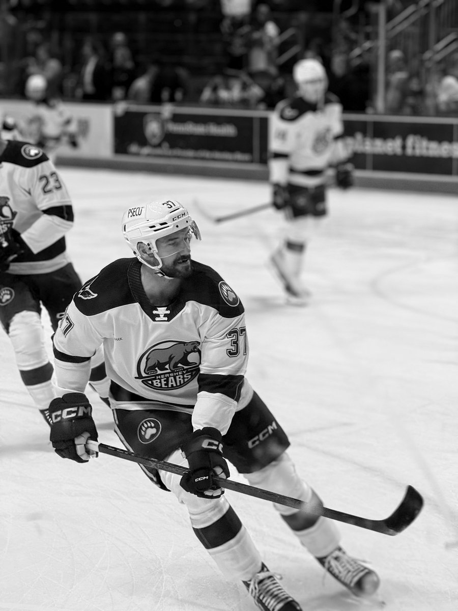 RWells55's tweet photo. @TheHersheyBears pregame photos Courtney of the iPhone 😏 https://t.co/quFMmtx6XN