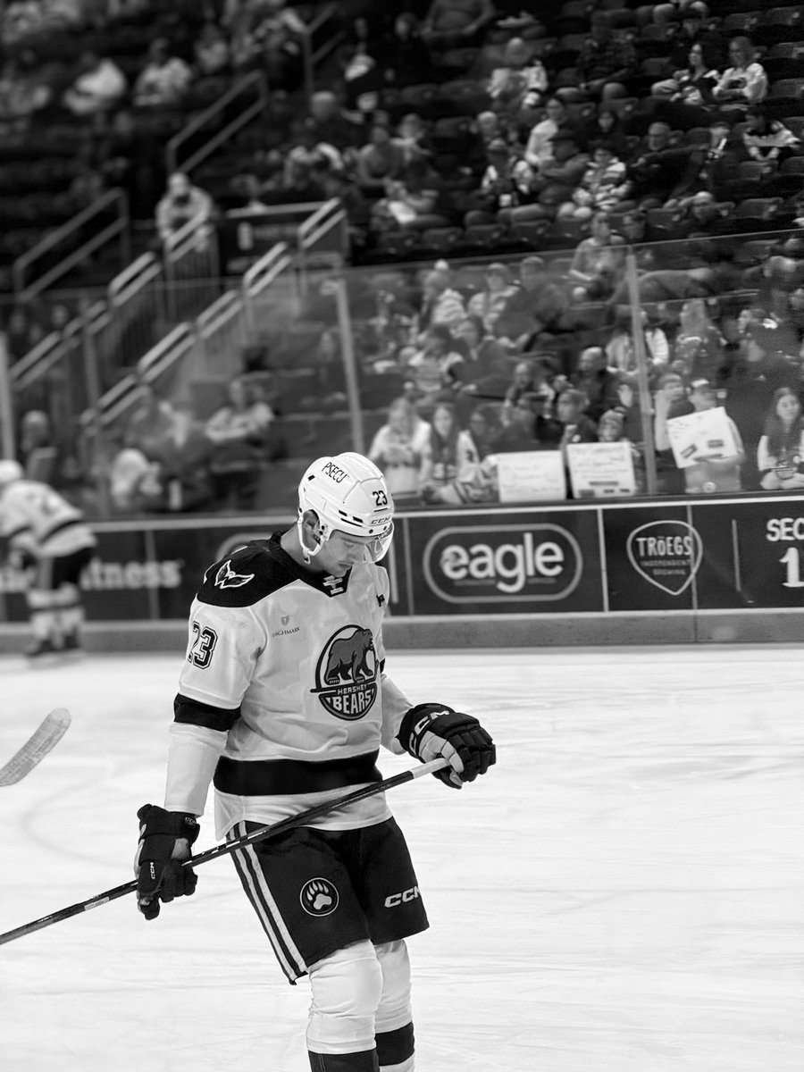 RWells55's tweet photo. @TheHersheyBears pregame photos Courtney of the iPhone 😏 https://t.co/quFMmtx6XN