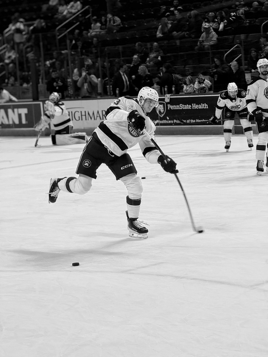 RWells55's tweet photo. @TheHersheyBears pregame photos Courtney of the iPhone 😏 https://t.co/quFMmtx6XN