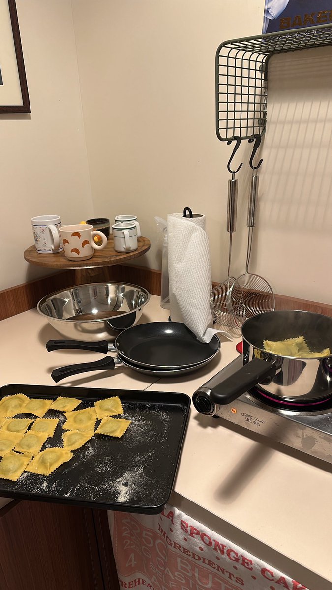 sofya2021's tweet image. صنعنا طبق .. وخلقنا ذكرى حلوة .. 🍝

من أجمل التجارب .. ورشة صنع رافيولي من الصفر .. 👩🏻‍🍳