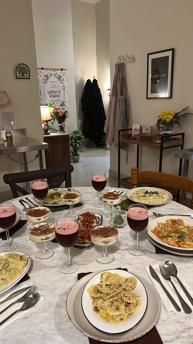 sofya2021's tweet image. صنعنا طبق .. وخلقنا ذكرى حلوة .. 🍝

من أجمل التجارب .. ورشة صنع رافيولي من الصفر .. 👩🏻‍🍳