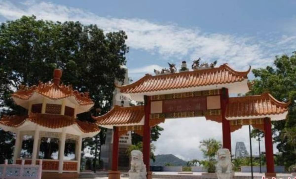 La demolición de monumentos que honran casi dos siglos de historia y el legado de una comunidad que ha contribuido de manera significativa al desarrollo de nuestro país no tiene cabida en una nación verdaderamente civilizada.

#monumento
#comunidadChina