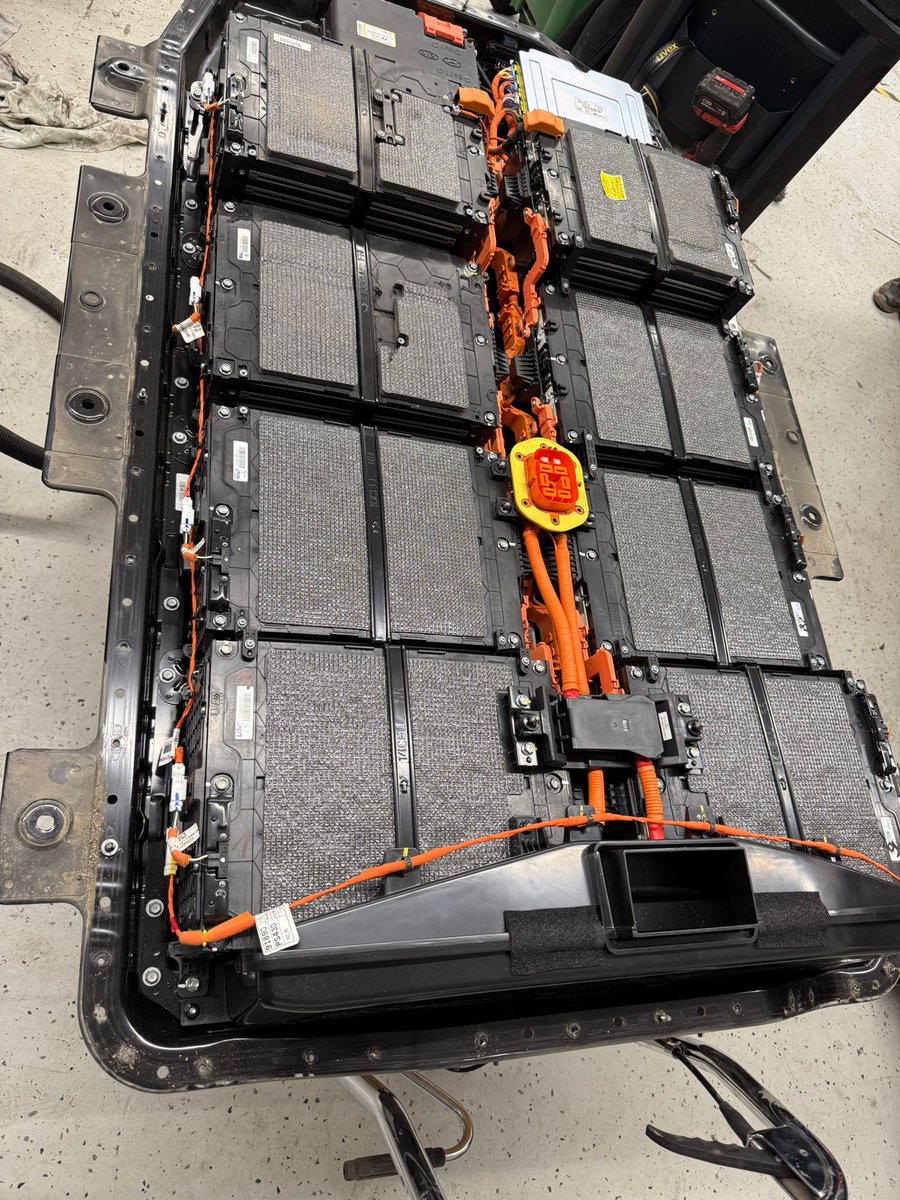 evclinic's tweet image. Project Gemini – Making KIA Soul EV immortal from SK 28kWh to Panasonic 35.3 kWh battery pack

The first-generation KIA Soul EV (2015) was KIA’s first mass-produced electric vehicle – well built, high quality, and generously equipped. However, it suffers from one serious and…