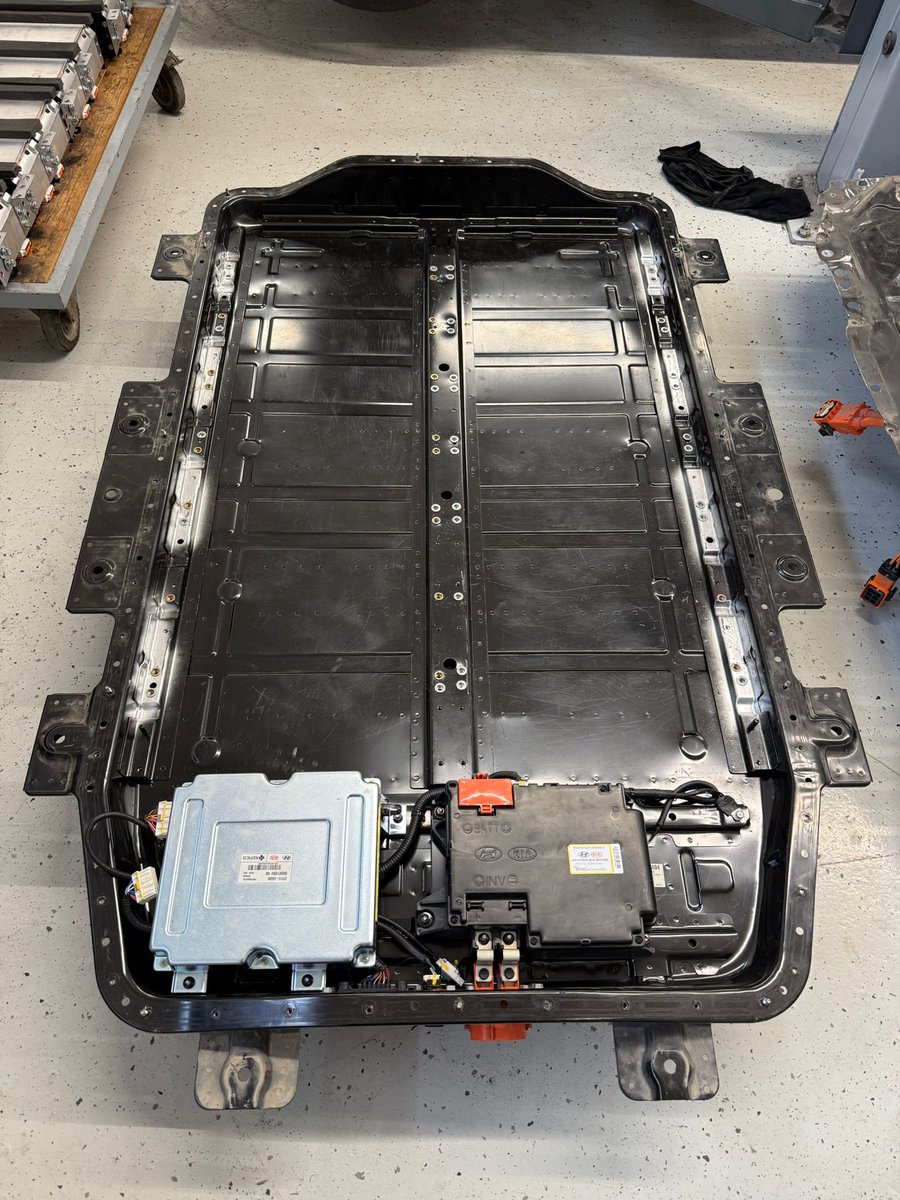 evclinic's tweet image. Project Gemini – Making KIA Soul EV immortal from SK 28kWh to Panasonic 35.3 kWh battery pack

The first-generation KIA Soul EV (2015) was KIA’s first mass-produced electric vehicle – well built, high quality, and generously equipped. However, it suffers from one serious and…