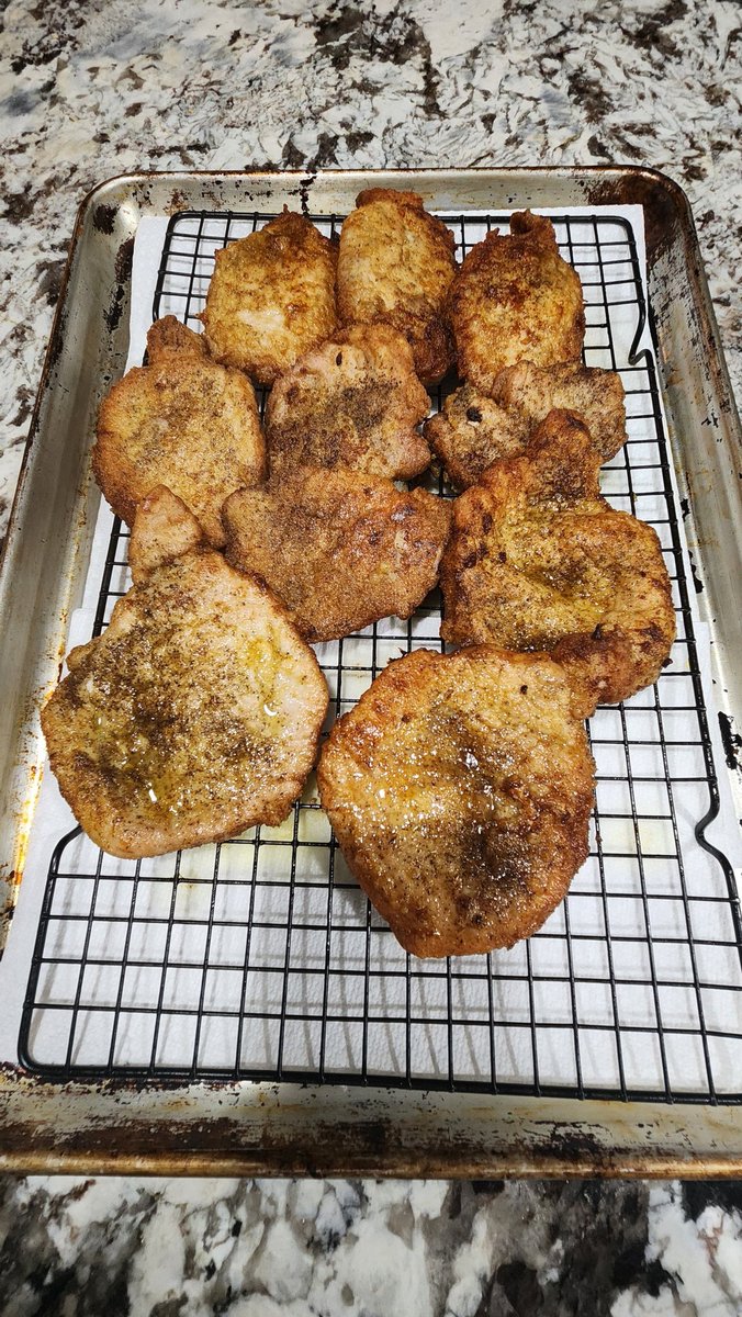 Now that is something sexy looking chops right there.  #FriedPorkChops  it's what's for dinner.