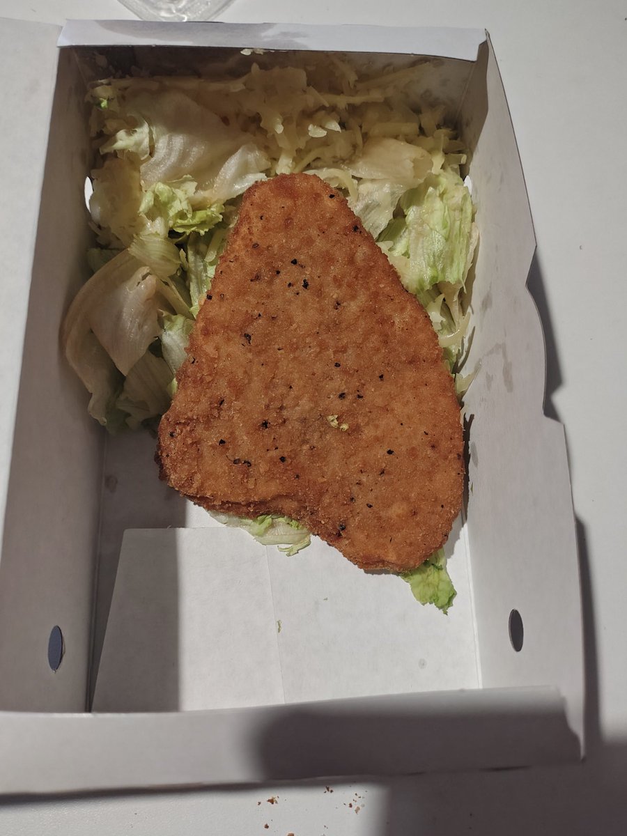 Mi hija  se pidió delivery de Burguer King , ensalada Caesar y Mila de pollo.
Así en la primera foto te la venden.
En la segunda y tercera te la entregan.
No sé si esto les parece digno , comer de un cartón húmedo una ensalada.
Vergüenza dan.