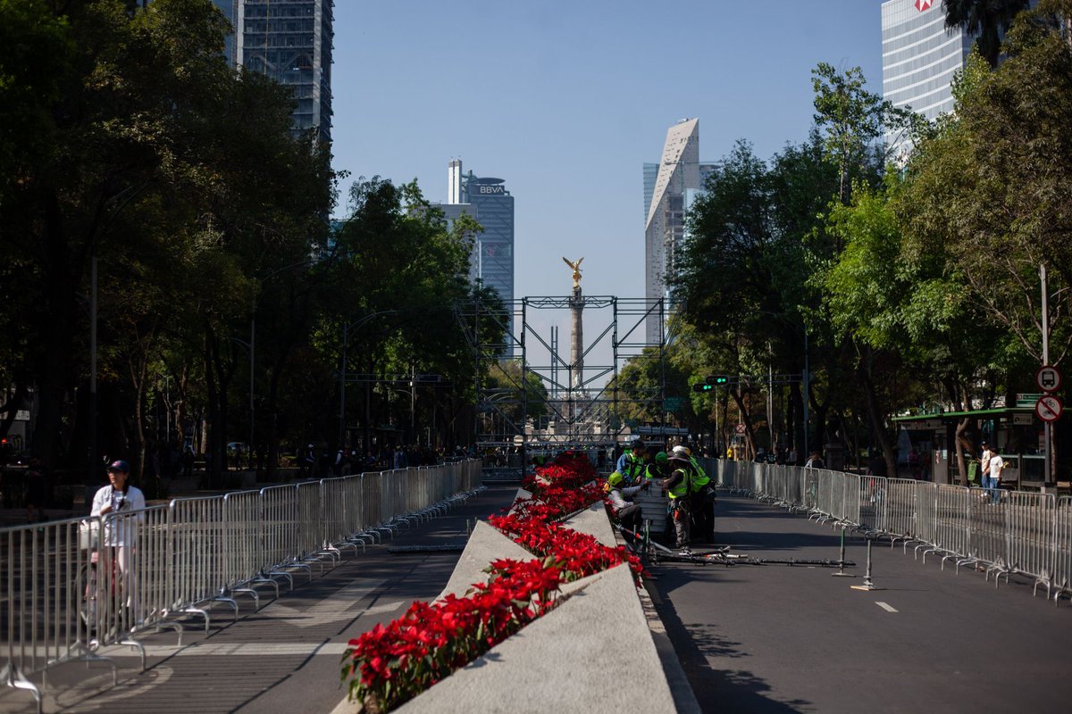 #AHORA ⚡Comienzan a colocar el mobiliario en Paseo de la Reforma, en la #CDMX, para el concierto de fin de año en el cual se presentará MGMT, Kavinsky y más 🎶🪩🕺🏻

Fotos: Cuartoscuro