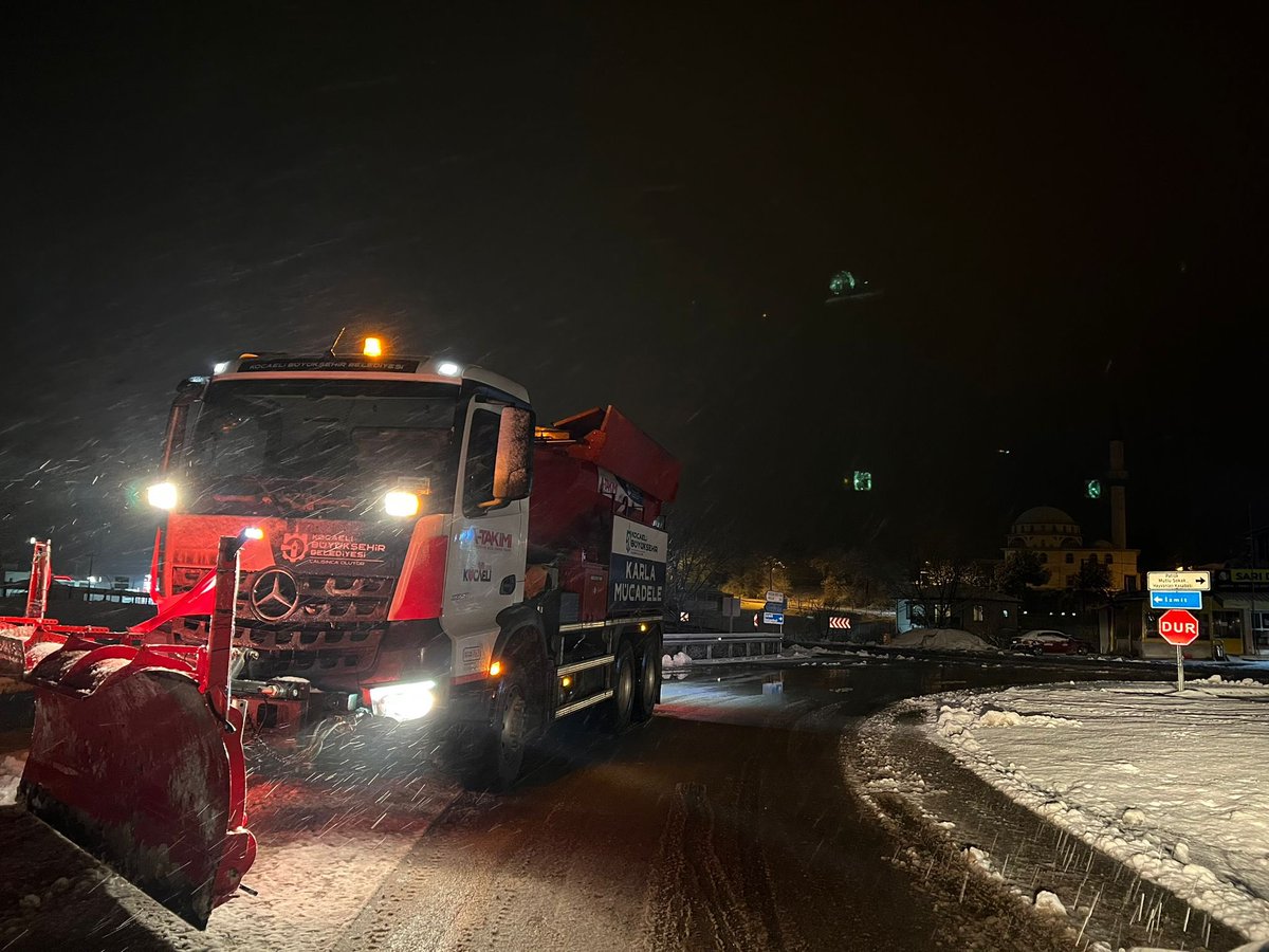 kocaelibld's tweet photo. Kar yağışı ve buzlanmaya karşı, tam donanımlı araçlarımız ve karla mücadele ekiplerimizle sahada nöbetteyiz; çalışmalarımız aralıksız sürüyor. https://t.co/6q9kLCc5Od