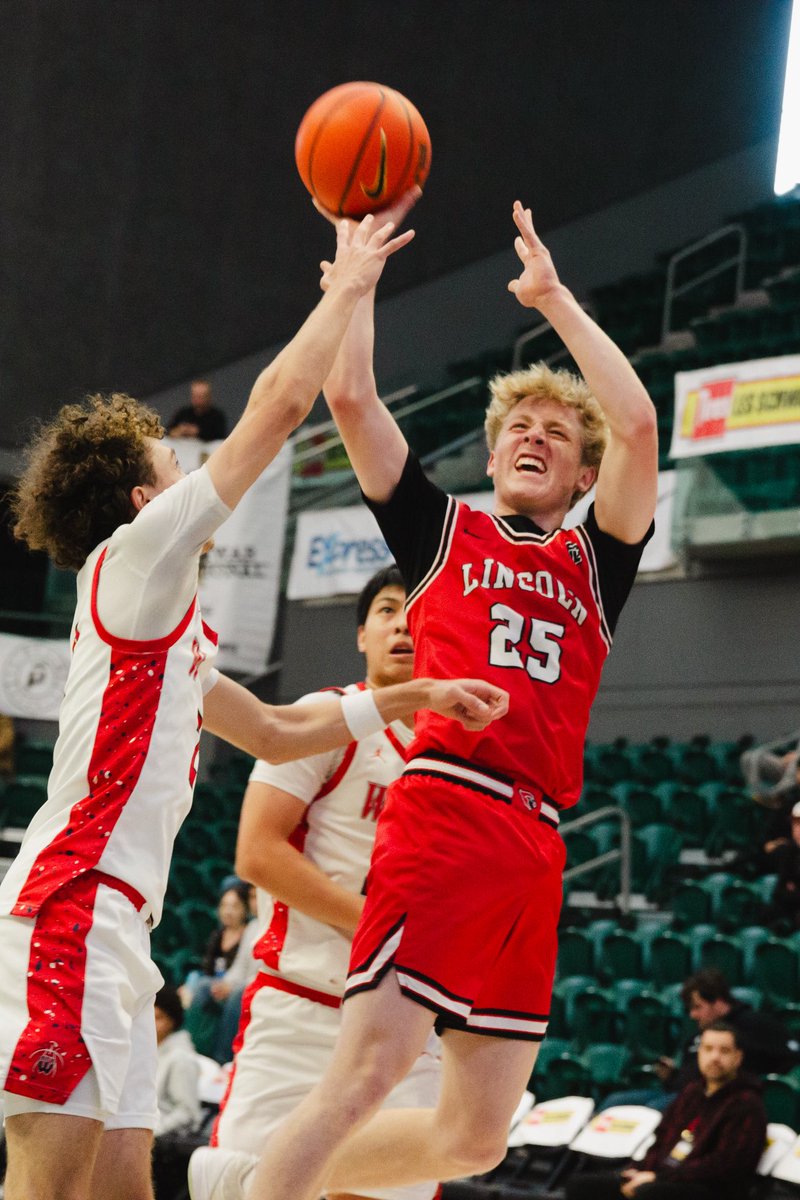 LSInvitational's tweet photo. What a game from Lincoln and Westview! Westview crushed Lincoln 57-46 with some great points and an awesome dunk by Dash Nicely. Dayton Jenkins ended with 14 points overall for his team and had an impressive amount of assists for Dash! 🏀‼️💪
🧹 #LSI29 
🧹 #2025LSI https://t.co/t0zokNsggx