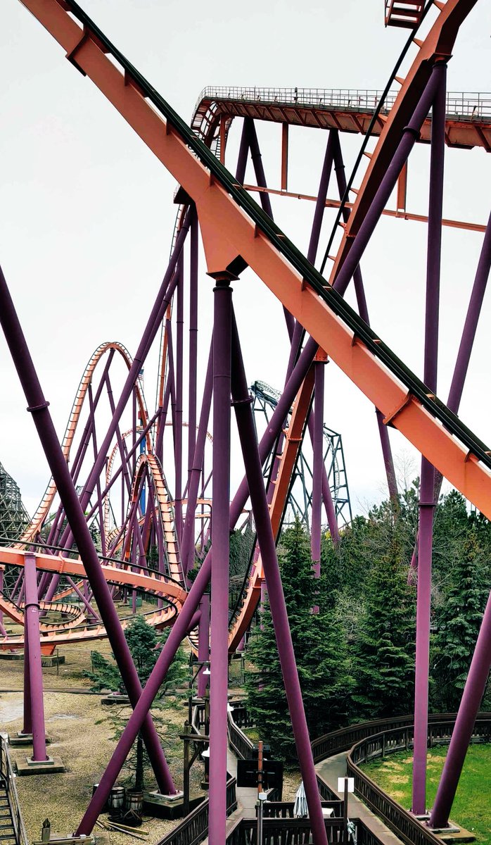 RCXcyclopedia's tweet photo. #25DaysOfCoasters RCX Top 125 Rank Day 24: 10, Raging Into The Top 10
10. Raging Bull - Six Flags Great America
Make: B&M, Model: Hyper
Opened: 1999
The best (American) B&M Hyper and my current Gold Medal traditional Hyper Coaster can be found just outside Chicago. B&M was just straight cooking in this late 90s time period with Hypers, Loopers and Inverts, likely pinnacled by this combo airtime-twister hyper. Allegedly the Bull is not quite as epic if youâre not in the back row, but back row best row anyway so Iâve only ridden in the back. The airtime on the first drop and MCBR drop is phenomenal and wild. Instead of âFloater Airtime the Rideâ like some of the lower ranked B&M Hypers, RB delivers the most unique layout for the model B&M ever devised including a twister section that lays on decent positives during the heavy turns. With only 2 laps to my name, I canât wait to get back to SFGAm someday and marathon this thing.