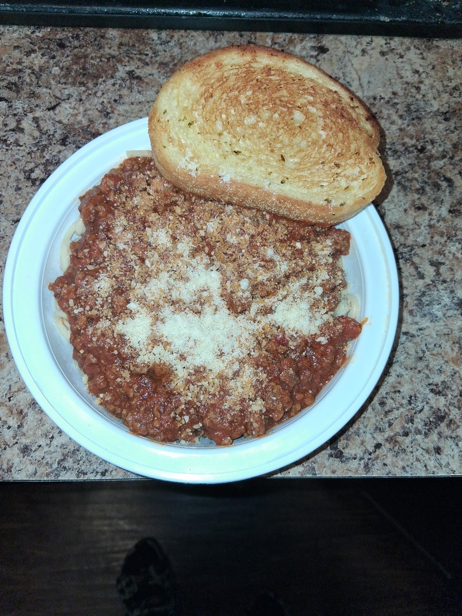 Lunch Time #SoGood #Spaghetti 🍝 &amp; ##Garlic #Bread 🍞😍😋