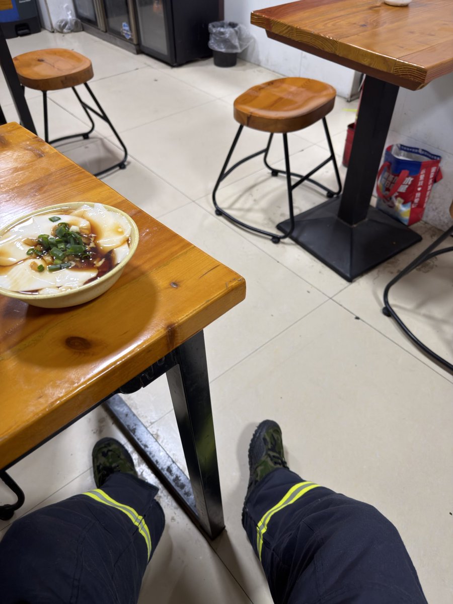 隔壁吃早饭大爷问我裤子很厚实哪里可以买到要干活穿，我说是背带裤你不方便穿😅