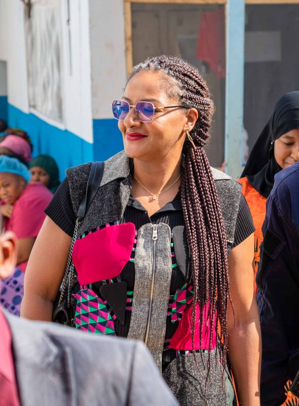 Clôturer l'année, oui! 
Clôturer les consciences, non!

Décembre n'est pas une fin: c'est un miroir.
On solde les dossiers.. 
On reste lucide: 
👉 Demain se construit avec les consciences d'aujourd'hui.

Alors, on finit un chapitre.. mais pas le livre.
On reste alerte en ces