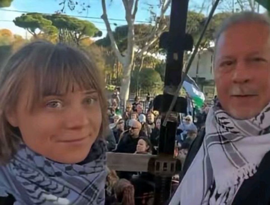 Greta Thunberg posa sonriente junto a Mohammad Hannoun, presidente de la Asociación Palestina de Italia, detenido ayer por cargos vinculados al terrorismo islamista.

Créditos: <a href="/RadioGenoa/">RadioGenoa</a>