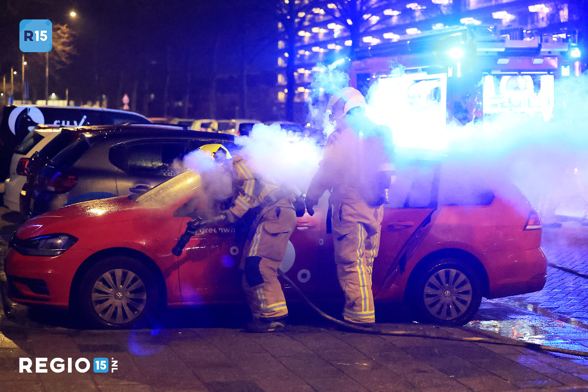 Auto in brand aan de Minervaweg in Delft