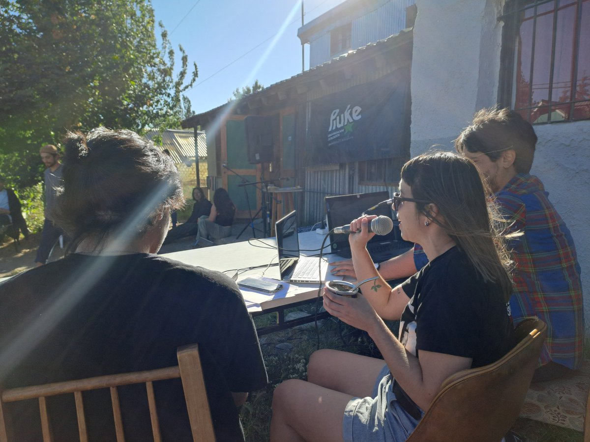 Piuketeros's tweet image. ✨️ ¡Qué fiestón! 🎂

📻 Cumplimos diez años al aire y lo celebramos como más nos gusta: haciendo radio, escuchando música y compartiendo con amigxs y vecinxs.

💖 Gracias a todxs lxs que se acercaron a compartir un rato con nosotrxs.