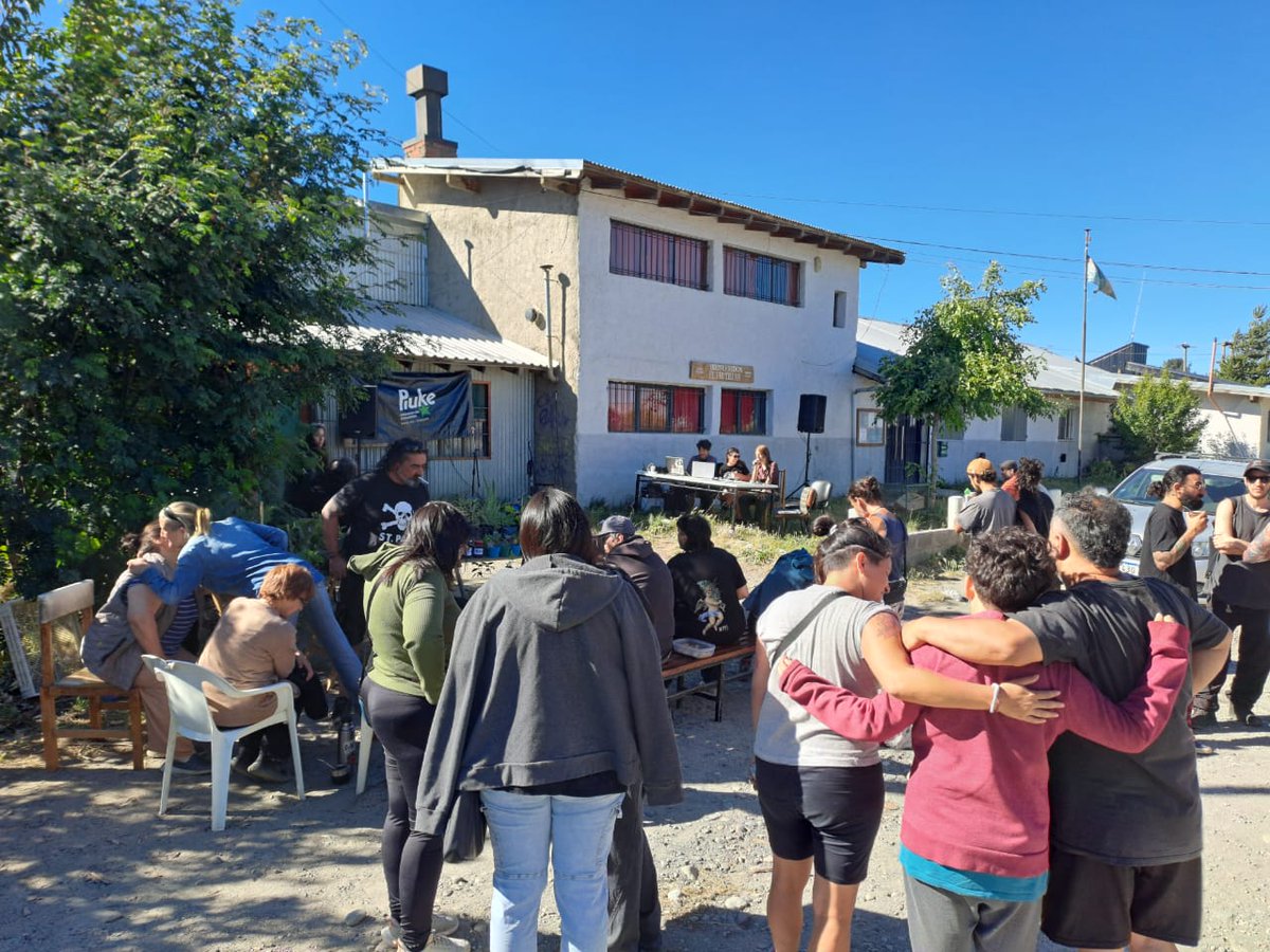 Piuketeros's tweet image. ✨️ ¡Qué fiestón! 🎂

📻 Cumplimos diez años al aire y lo celebramos como más nos gusta: haciendo radio, escuchando música y compartiendo con amigxs y vecinxs.

💖 Gracias a todxs lxs que se acercaron a compartir un rato con nosotrxs.