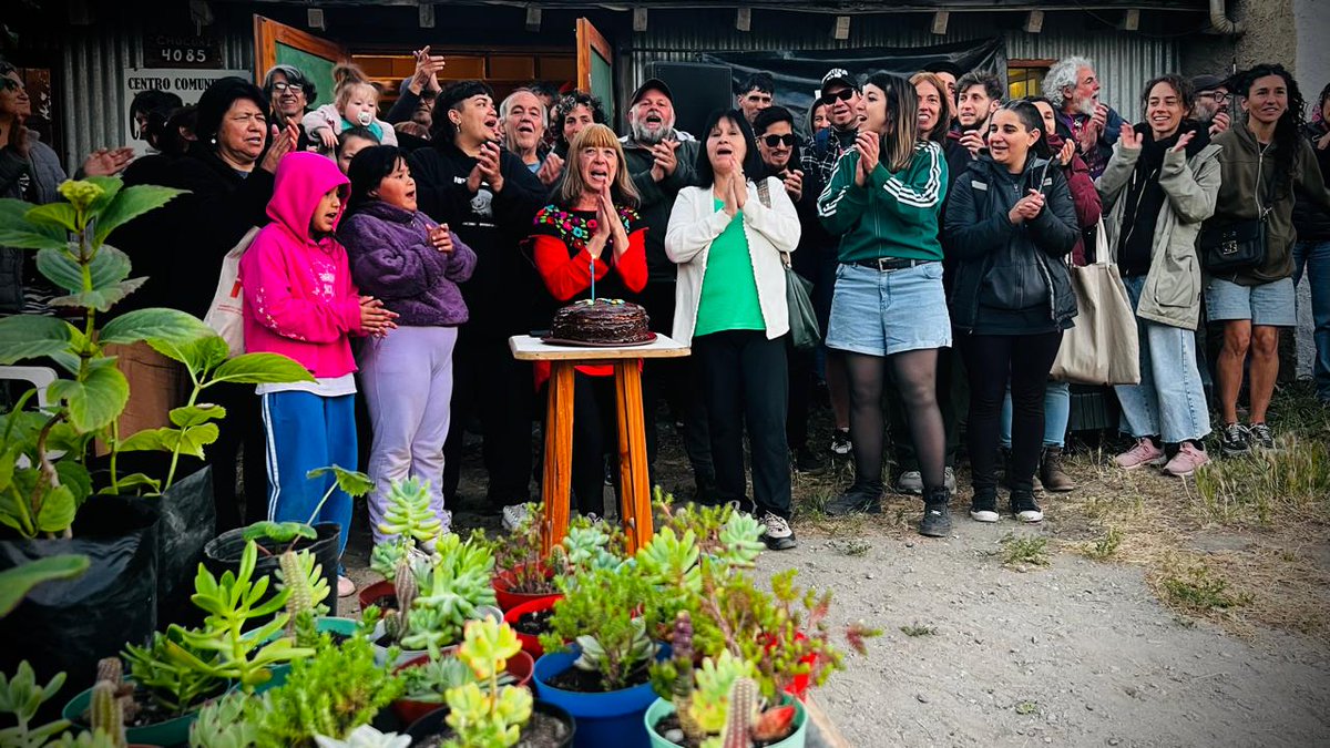 Piuketeros's tweet image. ✨️ ¡Qué fiestón! 🎂

📻 Cumplimos diez años al aire y lo celebramos como más nos gusta: haciendo radio, escuchando música y compartiendo con amigxs y vecinxs.

💖 Gracias a todxs lxs que se acercaron a compartir un rato con nosotrxs.