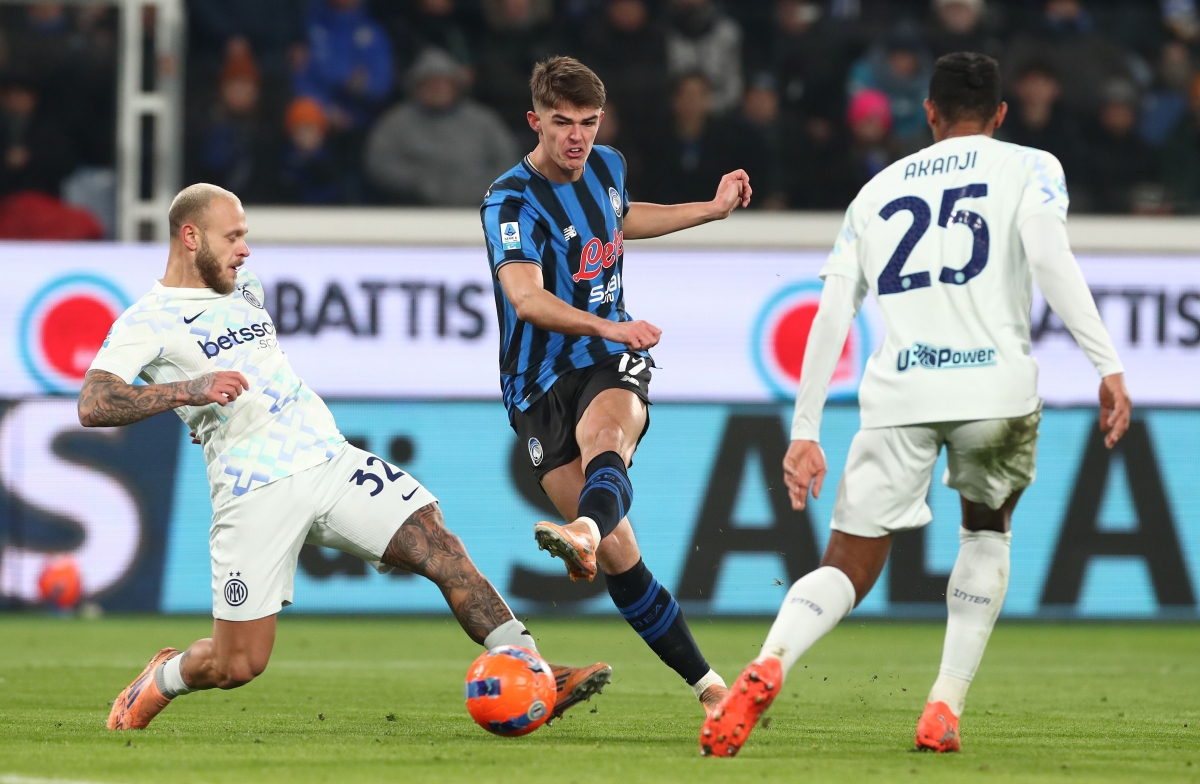 SoccerKingJP's tweet image. ⚫️試合結果🔵
インテルがセリエA首位で2026年へ！　ラウタロ弾でアタランタにウノゼロ
soccer-king.jp/news/world/ita…

🗣編集部より
「インテルはリーグ戦4連勝で勝ち点を『36』に伸ばし、2位ミランと1pts差、3位ナポリと2pts差の首位で年内最終戦を終えました」