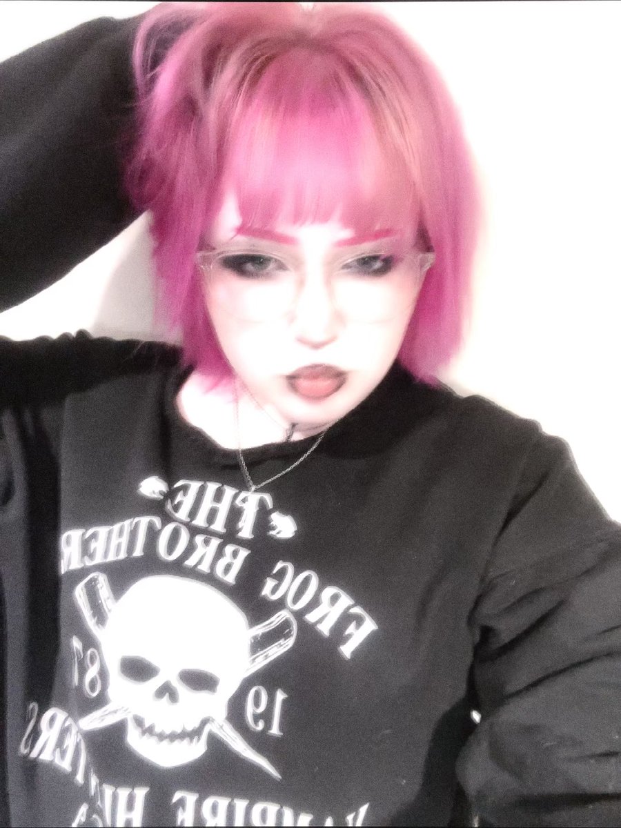 fangsper's tweet image. one day i’ll remember to post this on time!! anyways happy #ghelfiesunday my little bats 🦇