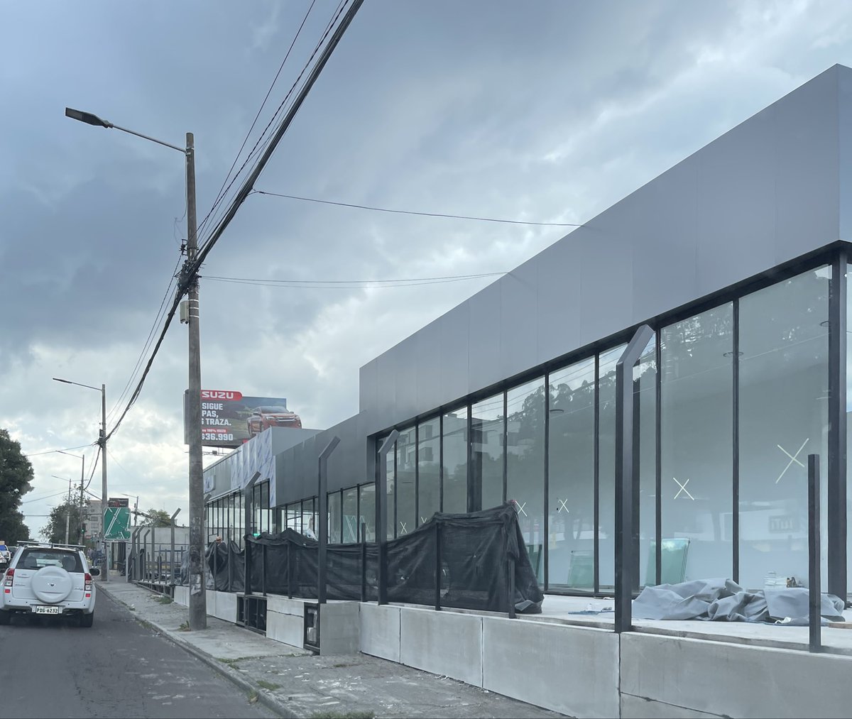 ElPatreota's tweet image. Ya se denuncio. La @amcquito no pudo, ni puede hacer nada, q denunciaron en @FiscaliaEcuador  Mientras Isuzu ya esta vendiendo autos en acera robada! Solo falta q el @MunicipioQuito les premie al ornato. Necesitamos mas voces q ayuden a Fiscalizar y denunciar la impunidad! AYUDA!