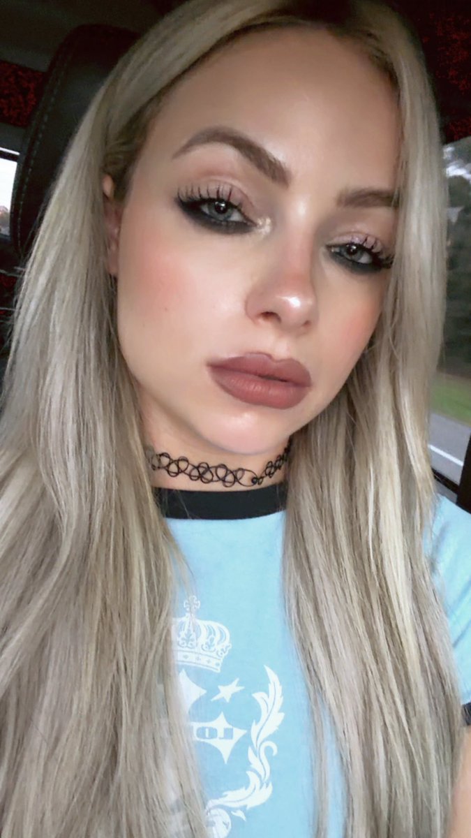 YaOnlyLivvOnce's tweet image. On the waaaaaaaaaaay #WWEJacksonville 🫧